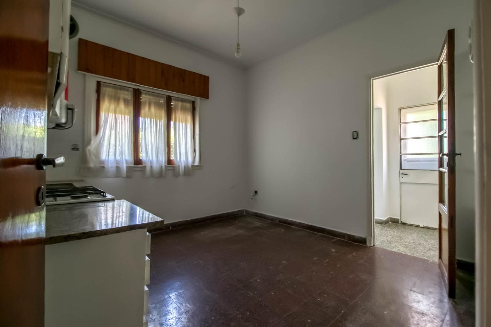 House for sale in the heart of City Bell: 471 at the corner of 14-a. In very good condition. Lot size: 15 x 20
