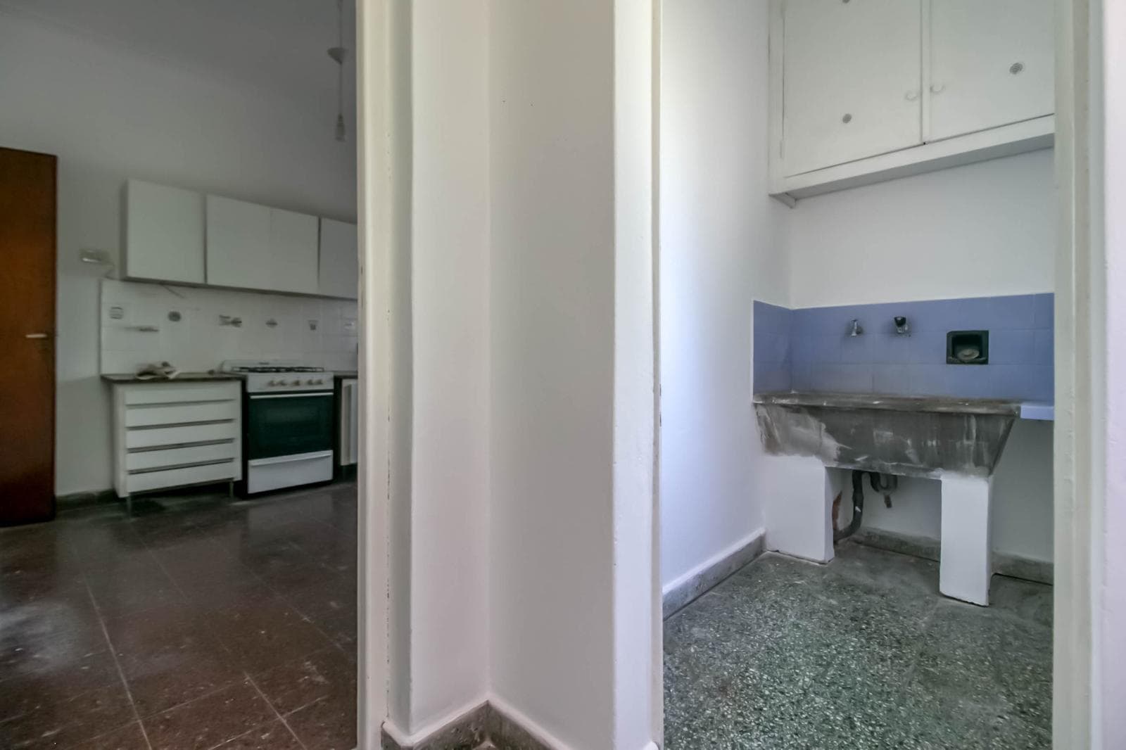 House for sale in the heart of City Bell: 471 at the corner of 14-a. In very good condition. Lot size: 15 x 20