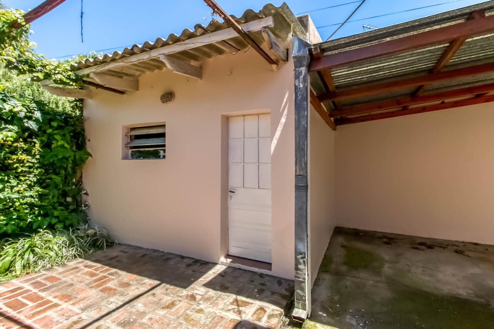 House for sale in the heart of City Bell: 471 at the corner of 14-a. In very good condition. Lot size: 15 x 20