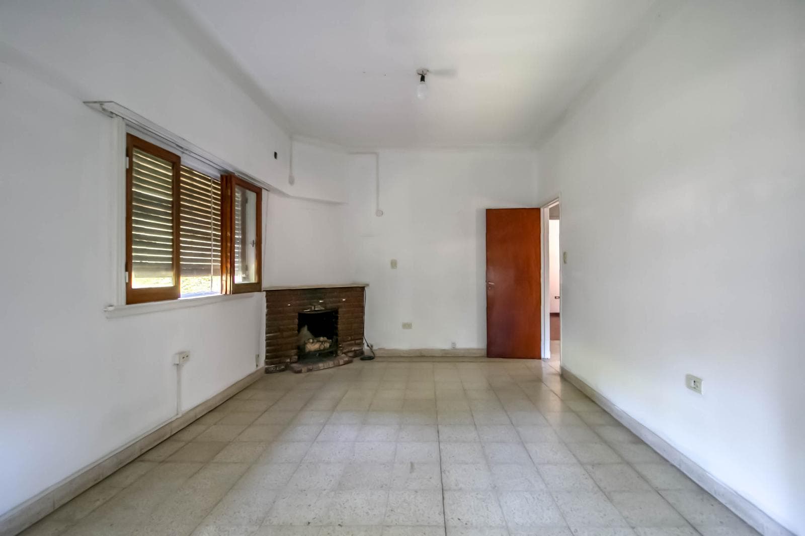 House for sale in the heart of City Bell: 471 at the corner of 14-a. In very good condition. Lot size: 15 x 20