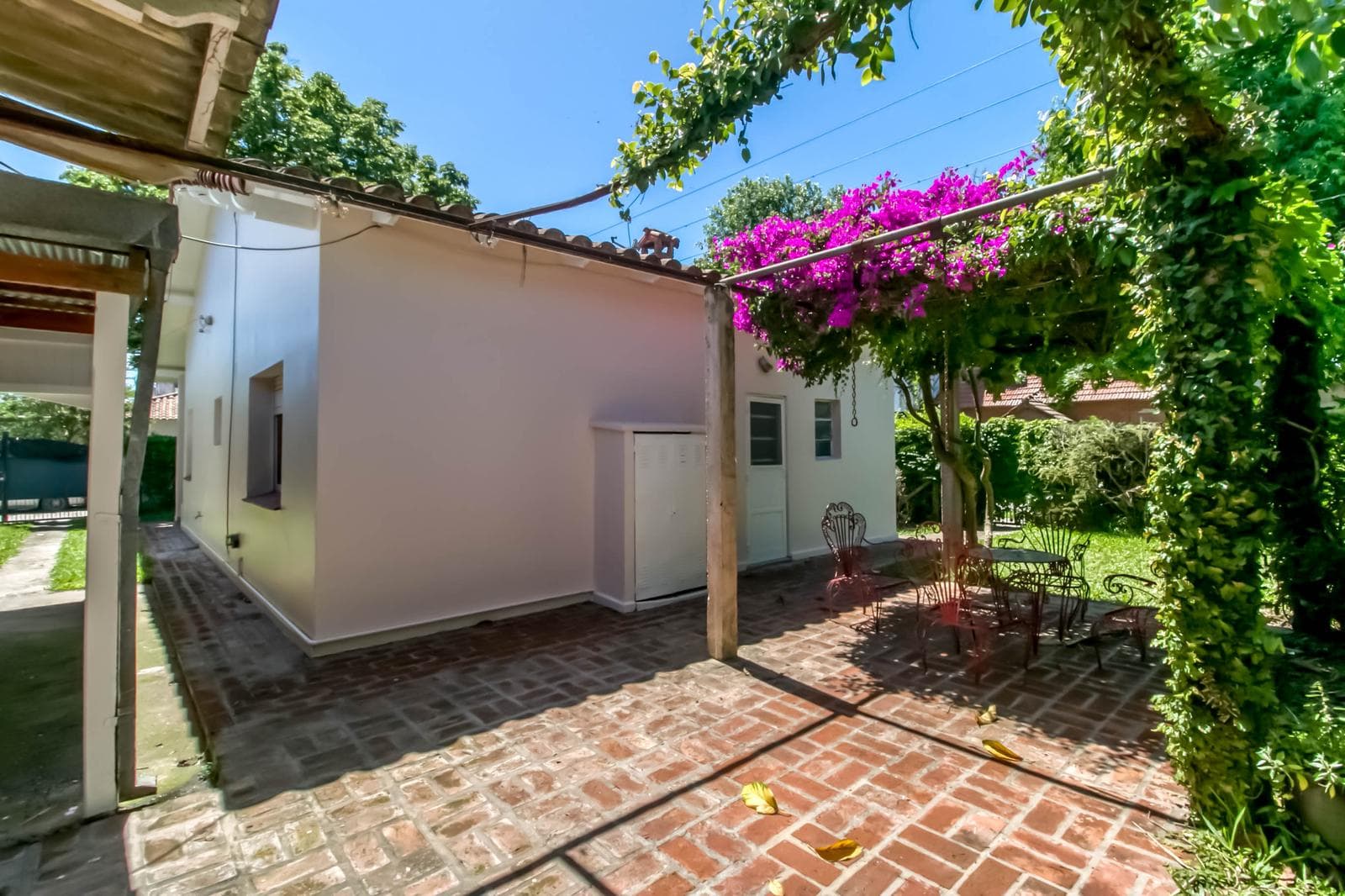 House for sale in the heart of City Bell: 471 at the corner of 14-a. In very good condition. Lot size: 15 x 20