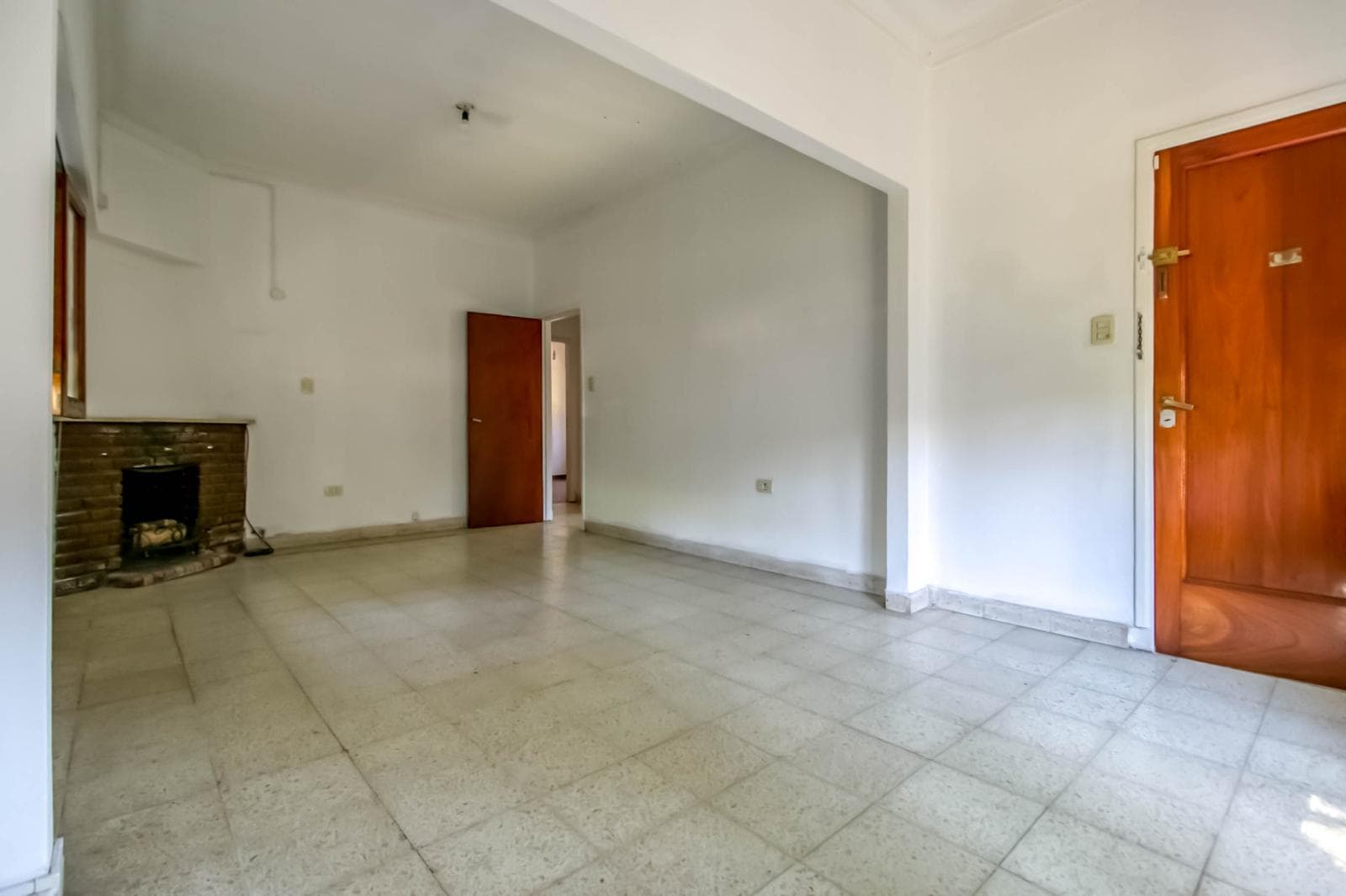 House for sale in the heart of City Bell: 471 at the corner of 14-a. In very good condition. Lot size: 15 x 20