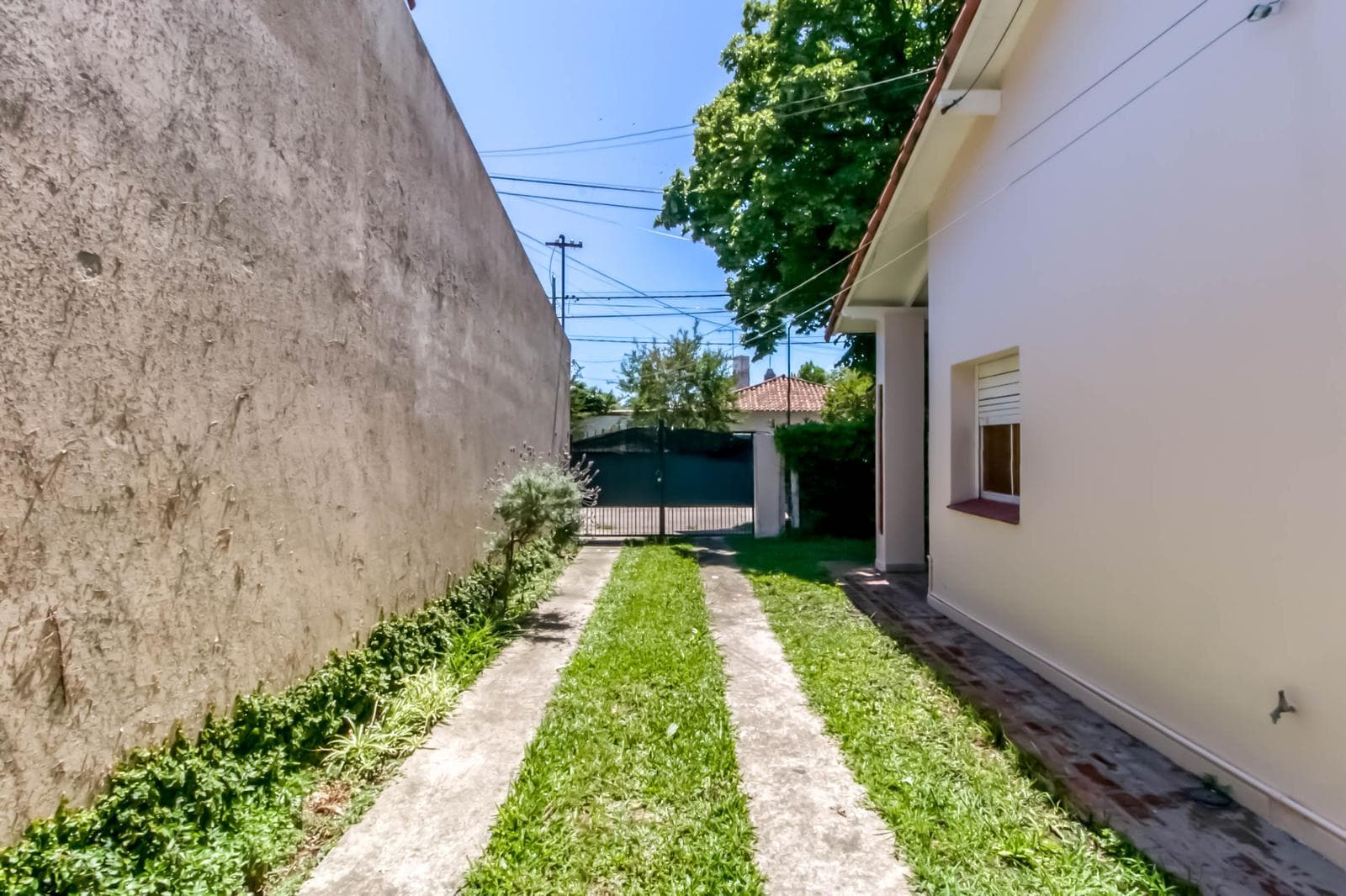 House for sale in the heart of City Bell: 471 at the corner of 14-a. In very good condition. Lot size: 15 x 20