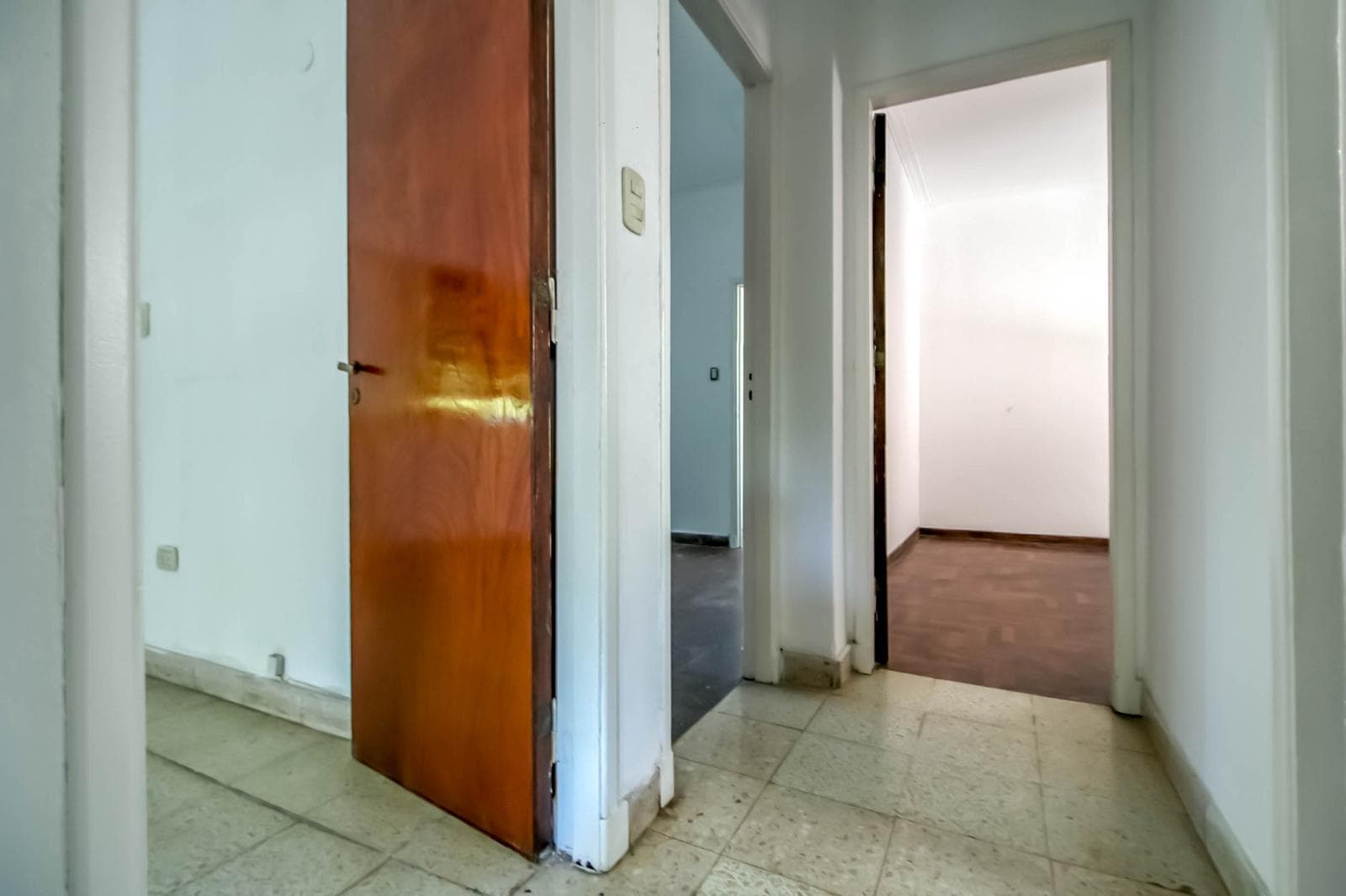 House for sale in the heart of City Bell: 471 at the corner of 14-a. In very good condition. Lot size: 15 x 20
