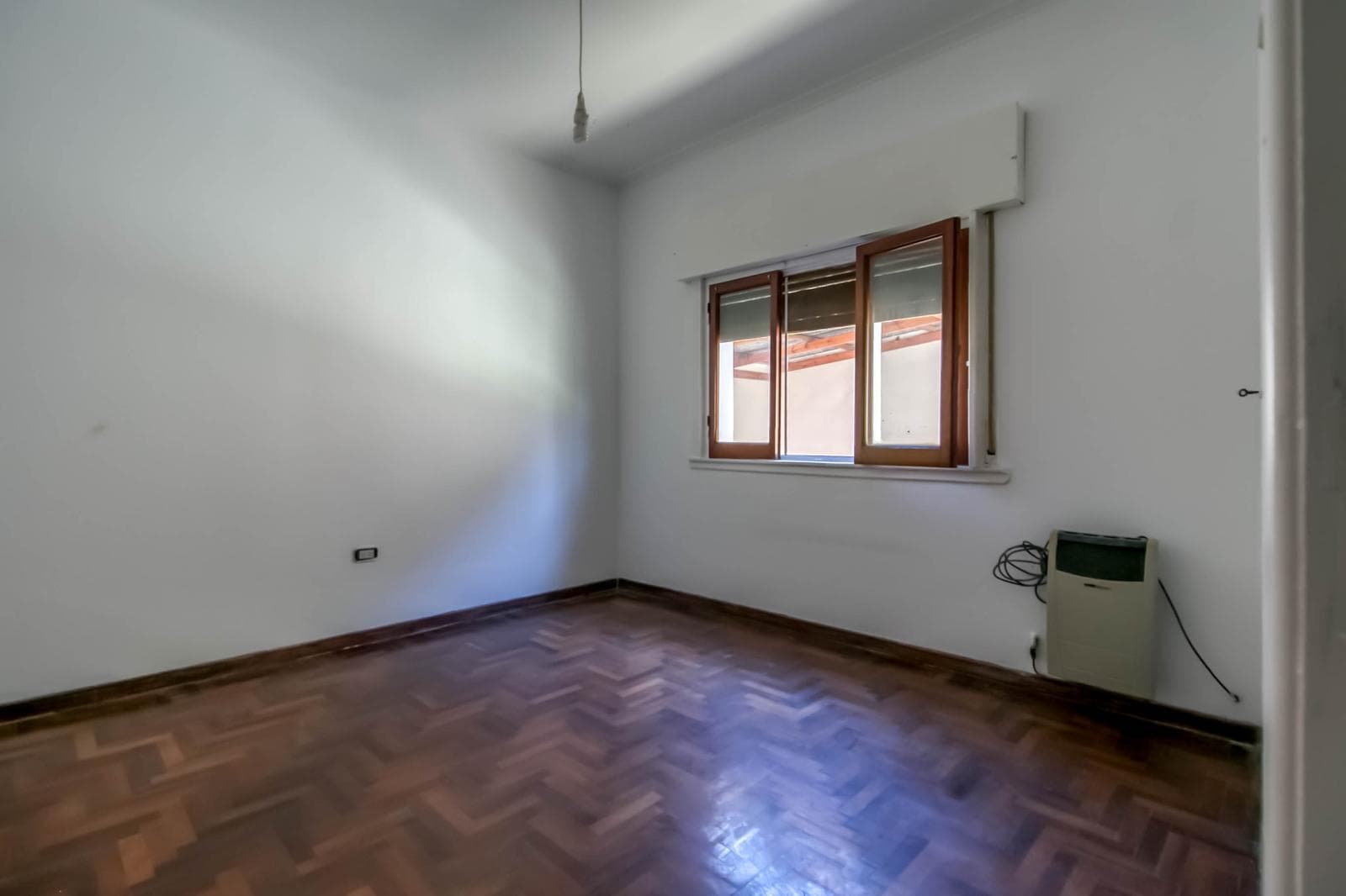 House for sale in the heart of City Bell: 471 at the corner of 14-a. In very good condition. Lot size: 15 x 20