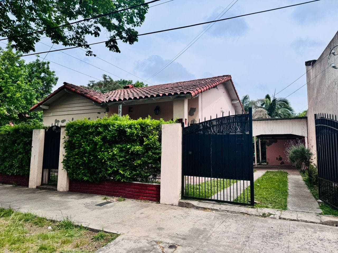 House for sale in the heart of City Bell: 471 at the corner of 14-a. In very good condition. Lot size: 15 x 20