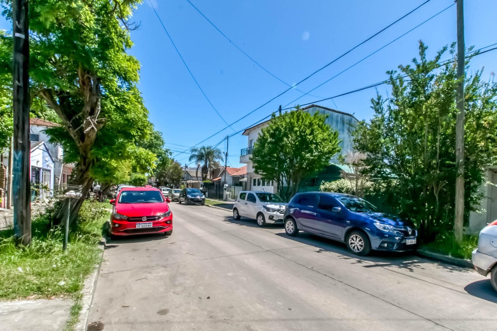 House for sale in the heart of City Bell: 471 at the corner of 14-a. In very good condition. Lot size: 15 x 20