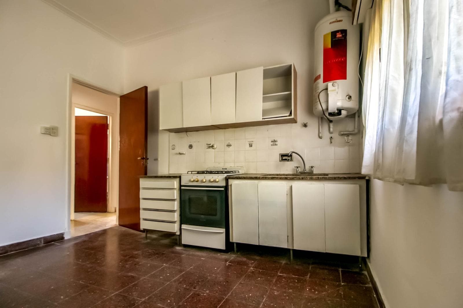House for sale in the heart of City Bell: 471 at the corner of 14-a. In very good condition. Lot size: 15 x 20