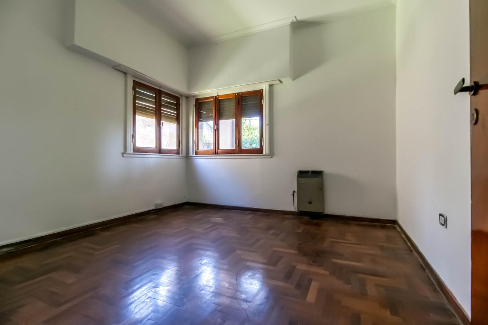 House for sale in the heart of City Bell: 471 at the corner of 14-a. In very good condition. Lot size: 15 x 20