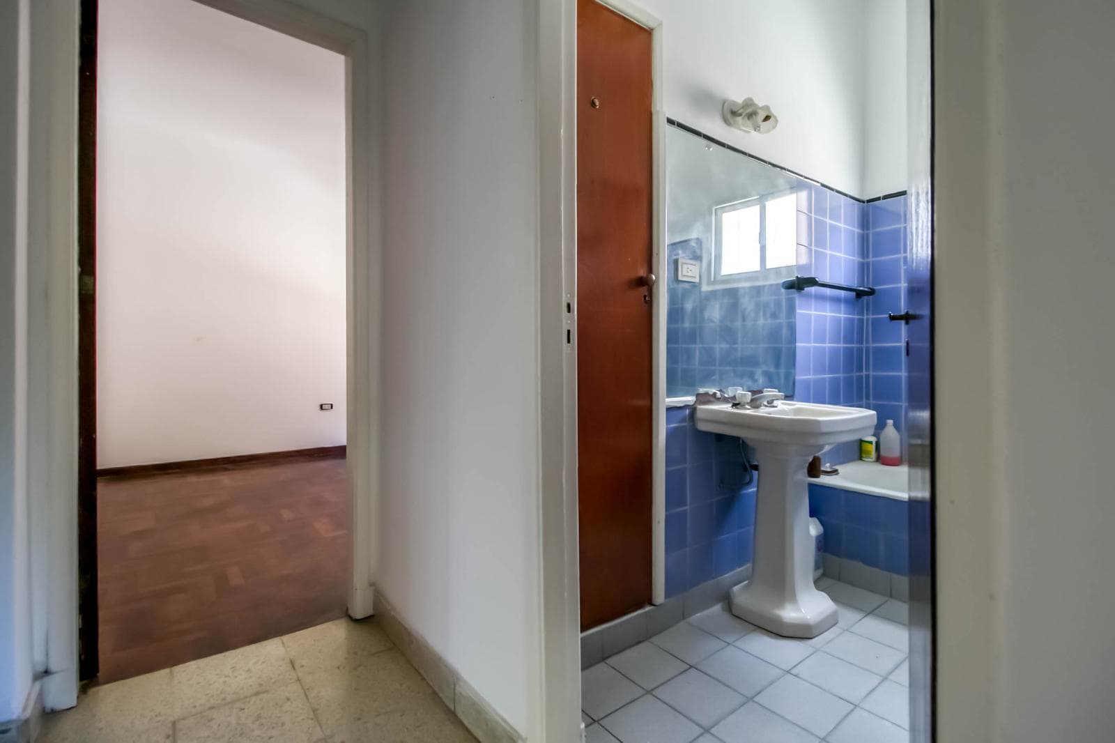 House for sale in the heart of City Bell: 471 at the corner of 14-a. In very good condition. Lot size: 15 x 20