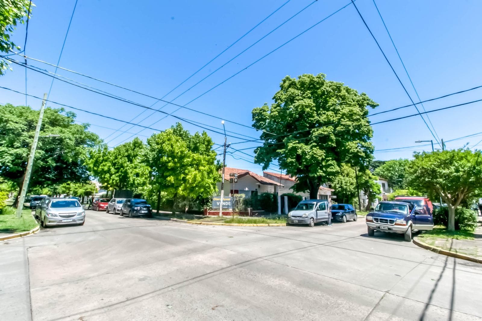 House for sale in the heart of City Bell: 471 at the corner of 14-a. In very good condition. Lot size: 15 x 20