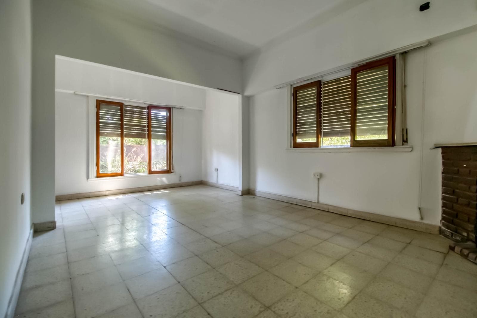 House for sale in the heart of City Bell: 471 at the corner of 14-a. In very good condition. Lot size: 15 x 20