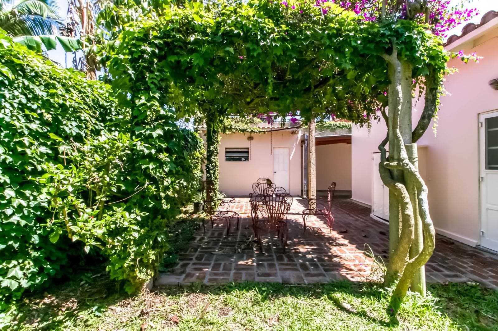 House for sale in the heart of City Bell: 471 at the corner of 14-a. In very good condition. Lot size: 15 x 20