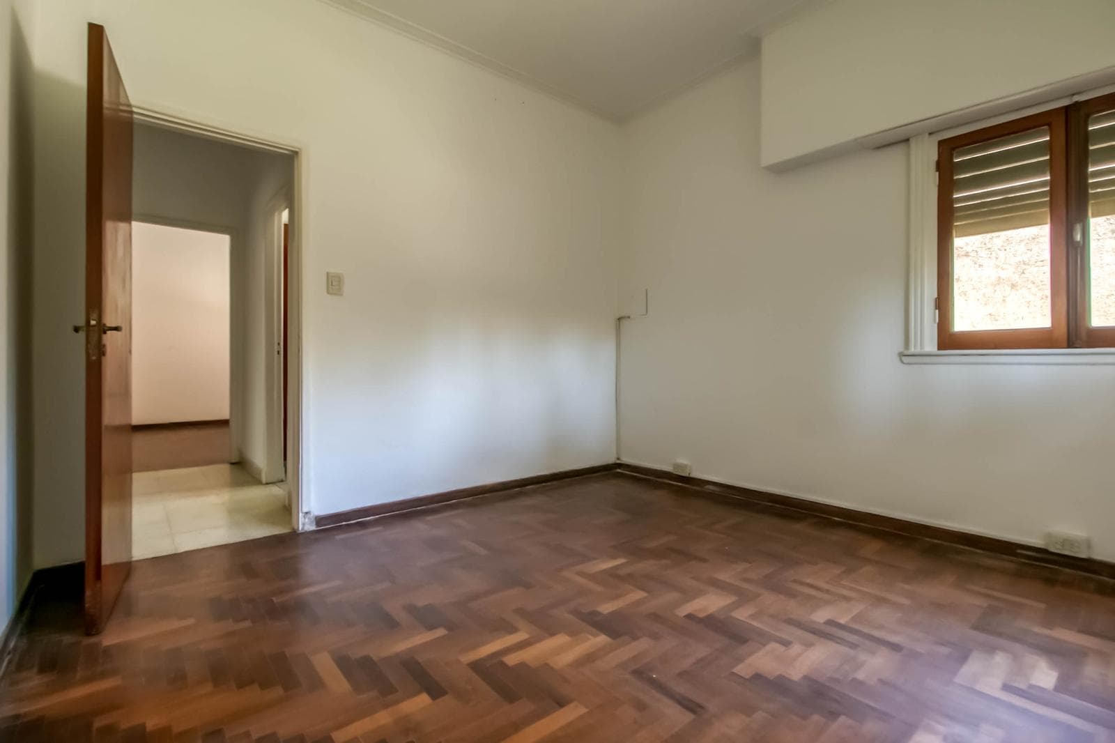 House for sale in the heart of City Bell: 471 at the corner of 14-a. In very good condition. Lot size: 15 x 20