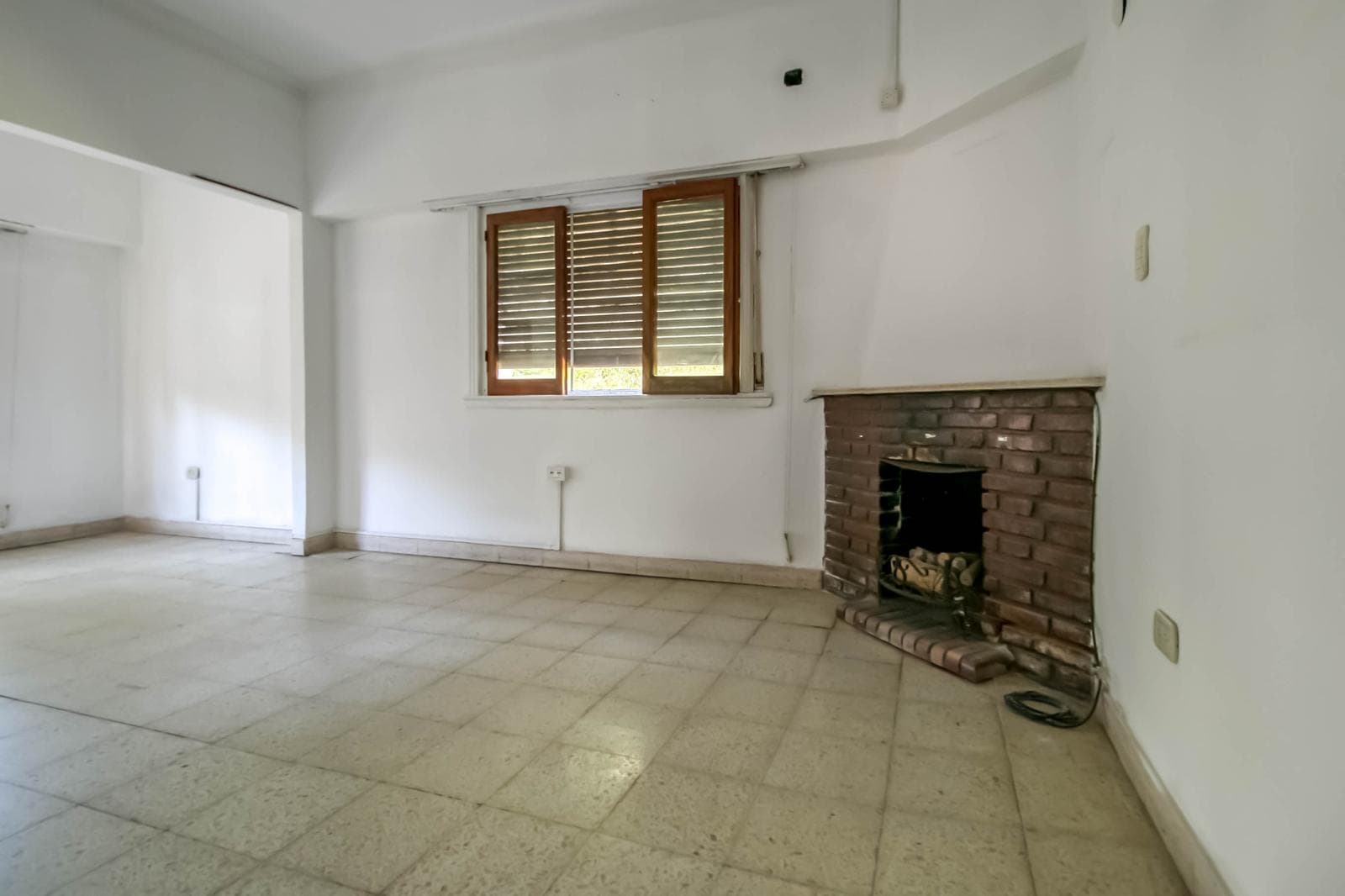 House for sale in the heart of City Bell: 471 at the corner of 14-a. In very good condition. Lot size: 15 x 20