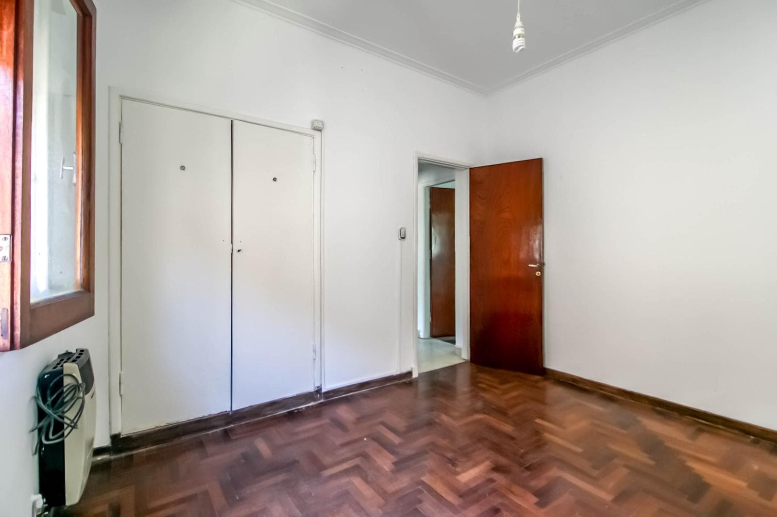 House for sale in the heart of City Bell: 471 at the corner of 14-a. In very good condition. Lot size: 15 x 20