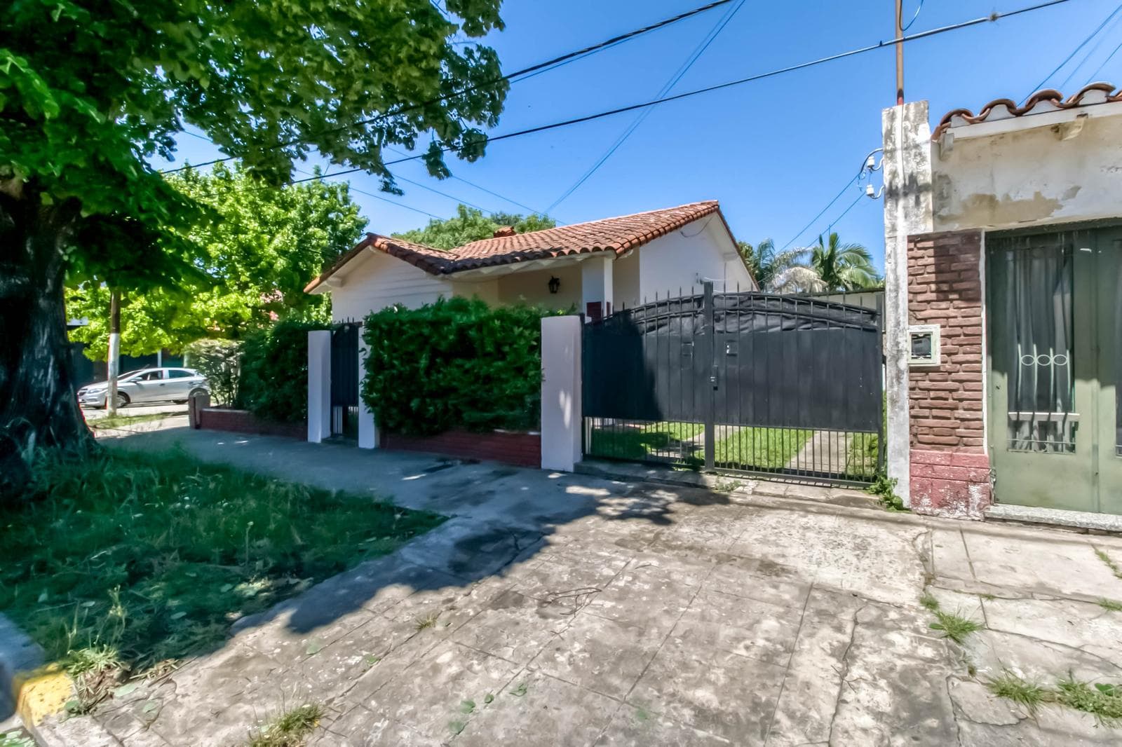 House for sale in the heart of City Bell: 471 at the corner of 14-a. In very good condition. Lot size: 15 x 20