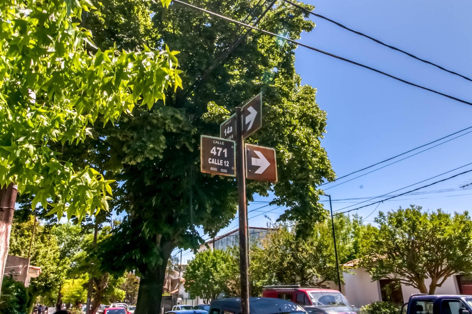 House for sale in the heart of City Bell: 471 at the corner of 14-a. In very good condition. Lot size: 15 x 20