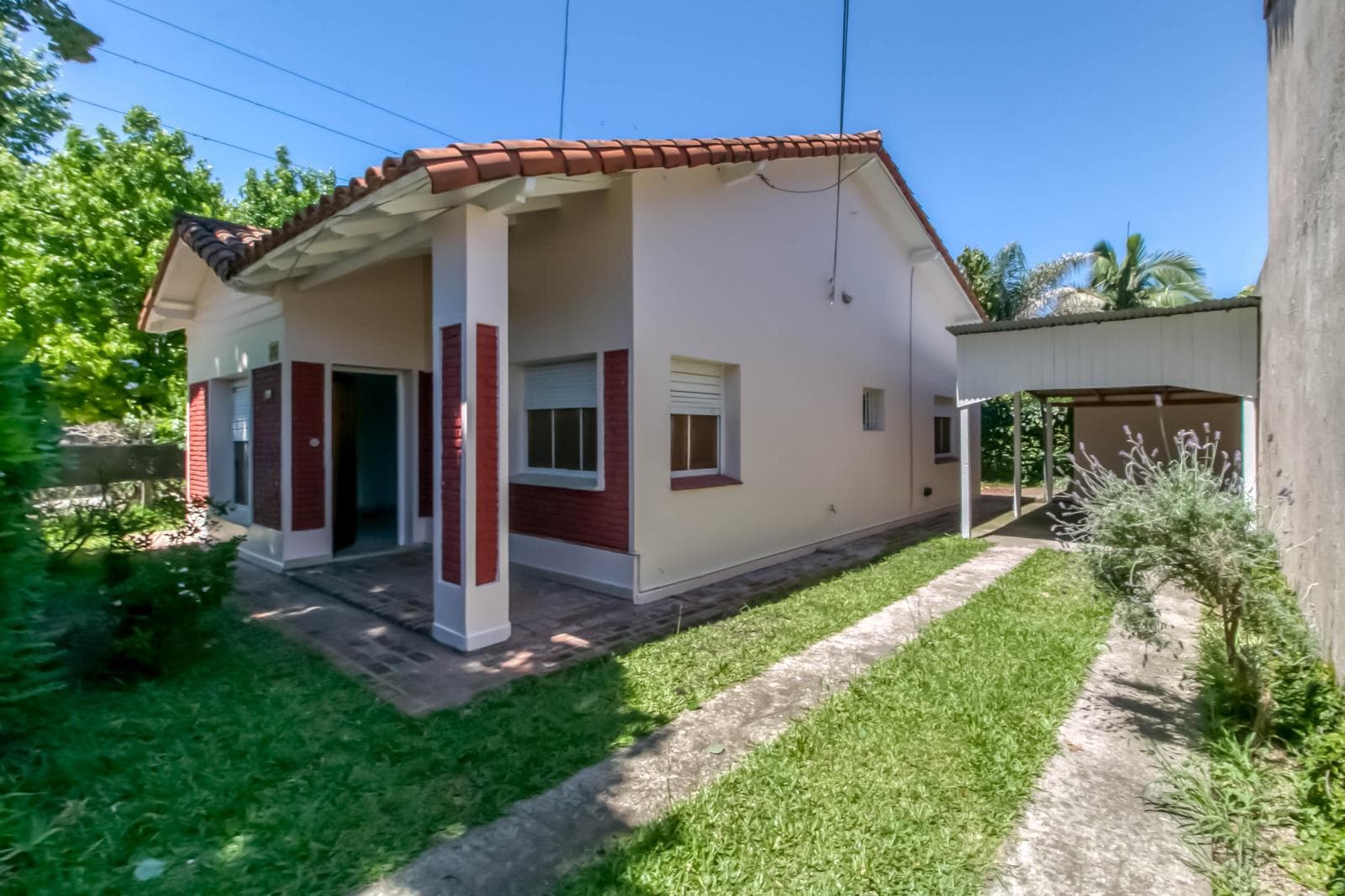 House for sale in the heart of City Bell: 471 at the corner of 14-a. In very good condition. Lot size: 15 x 20