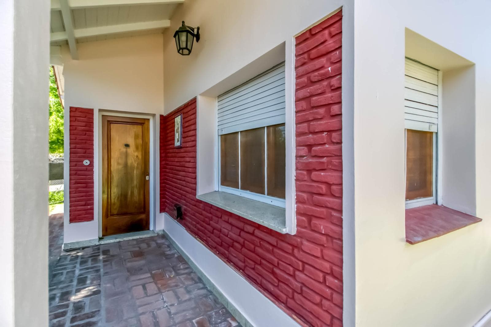 House for sale in the heart of City Bell: 471 at the corner of 14-a. In very good condition. Lot size: 15 x 20