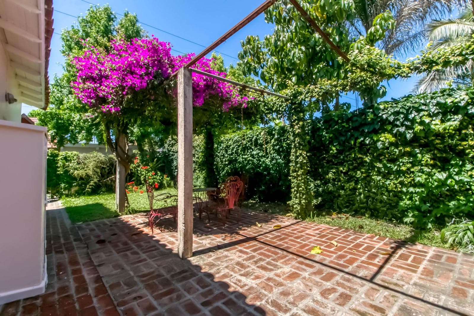 House for sale in the heart of City Bell: 471 at the corner of 14-a. In very good condition. Lot size: 15 x 20