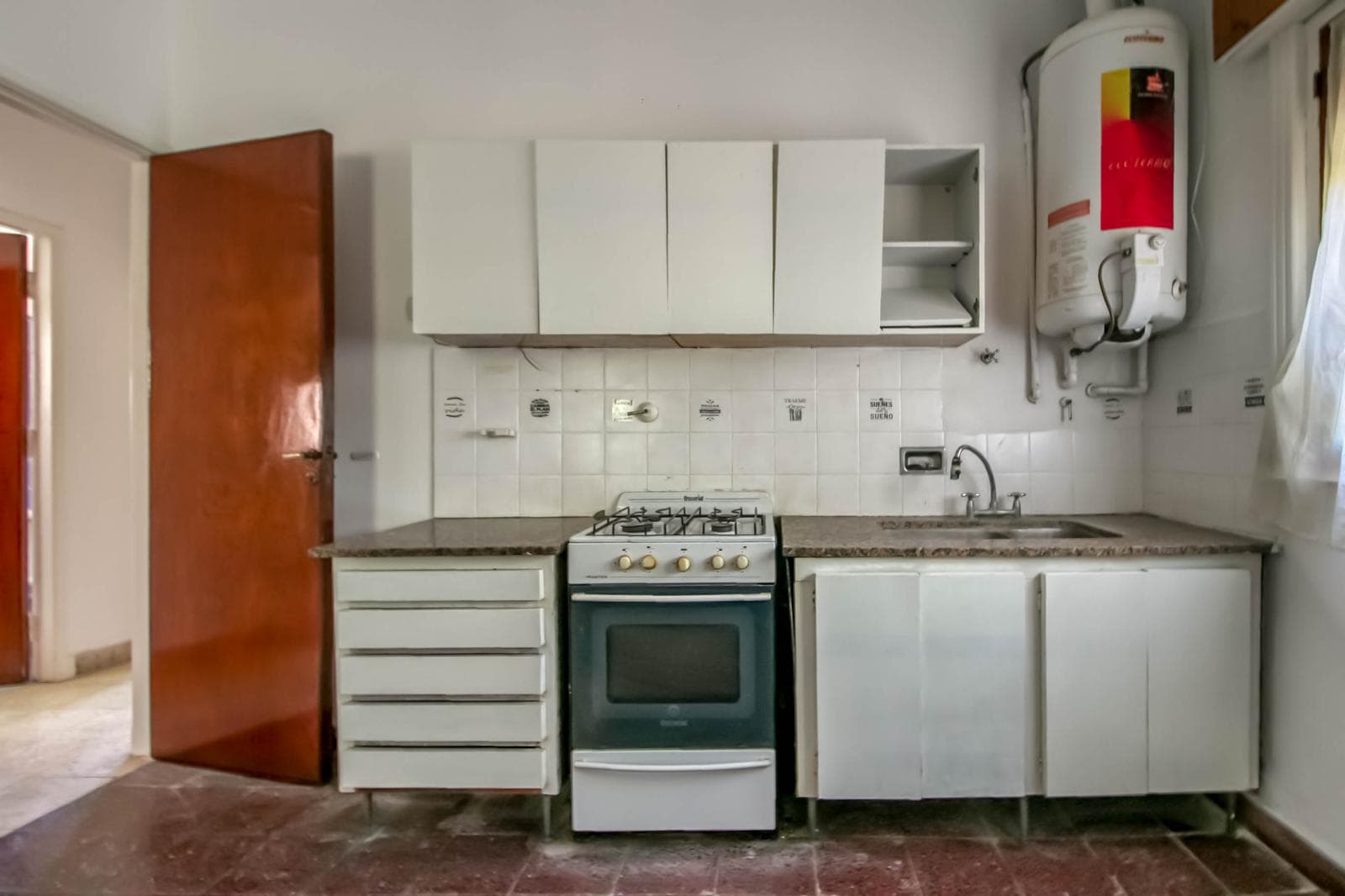 House for sale in the heart of City Bell: 471 at the corner of 14-a. In very good condition. Lot size: 15 x 20