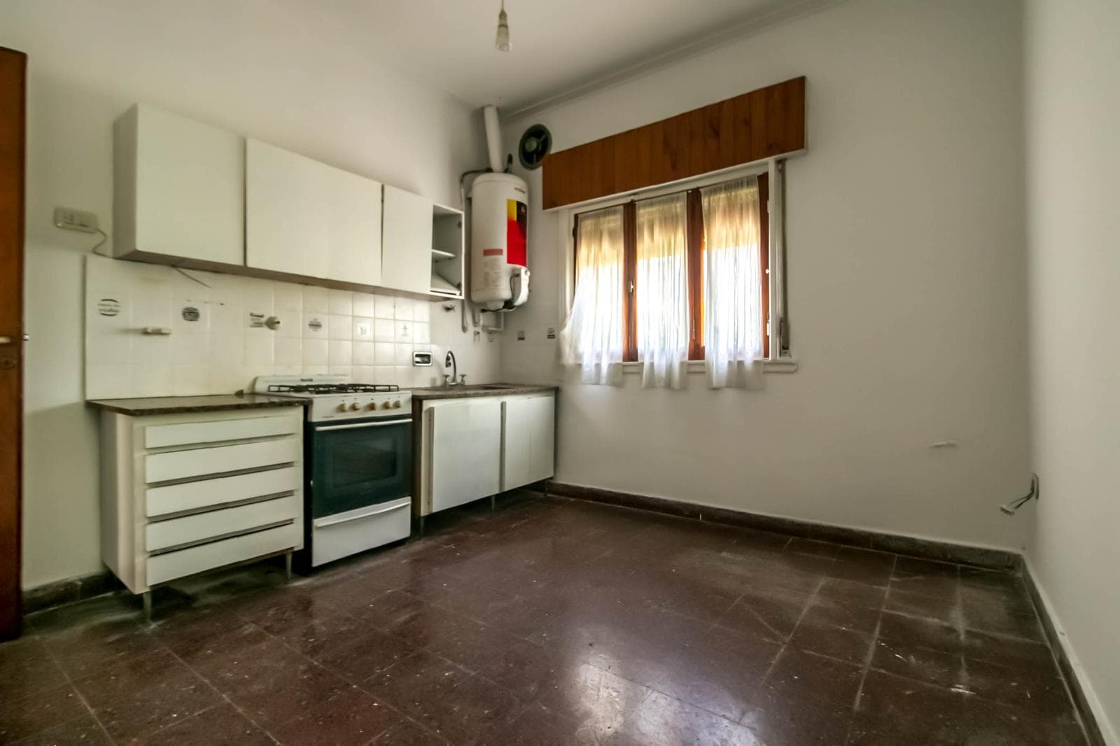 House for sale in the heart of City Bell: 471 at the corner of 14-a. In very good condition. Lot size: 15 x 20