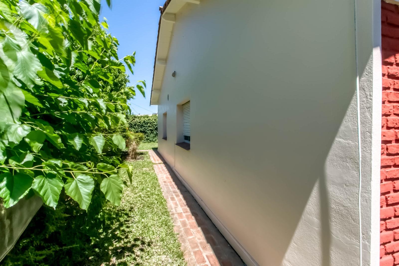 House for sale in the heart of City Bell: 471 at the corner of 14-a. In very good condition. Lot size: 15 x 20