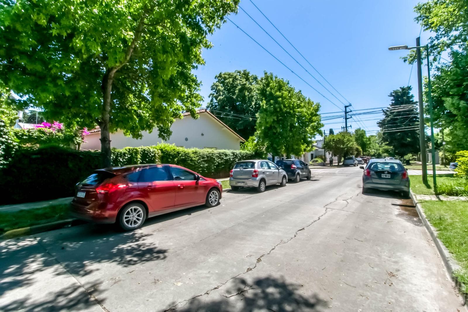 House for sale in the heart of City Bell: 471 at the corner of 14-a. In very good condition. Lot size: 15 x 20