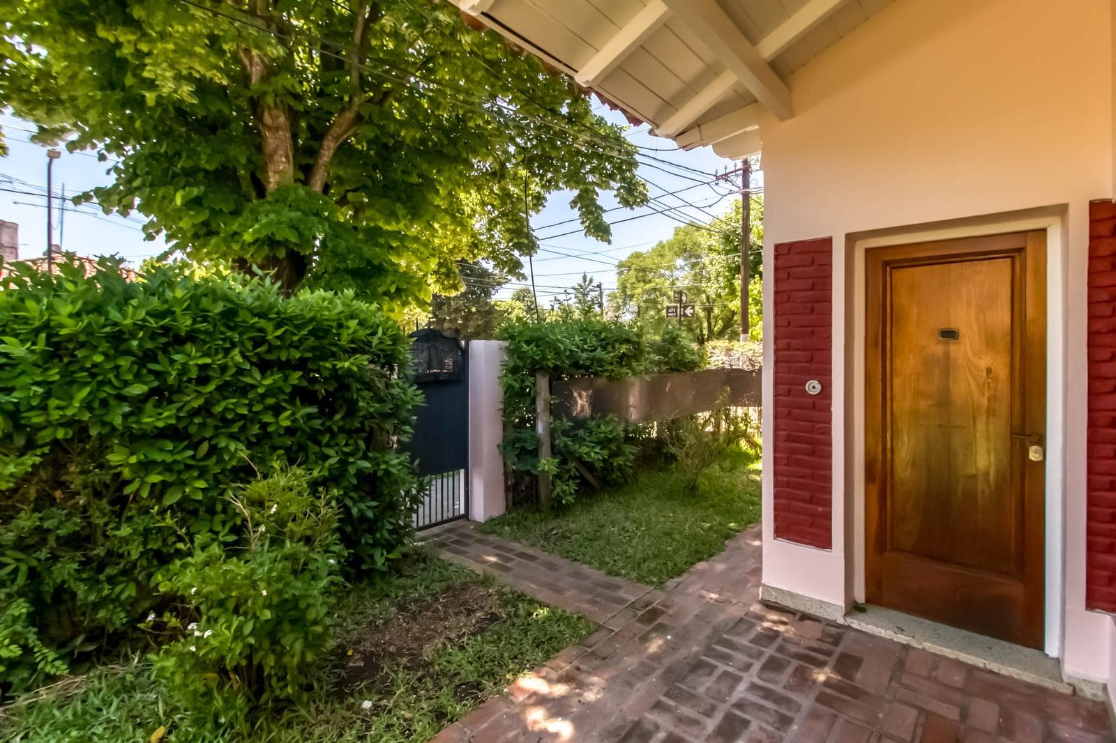 House for sale in the heart of City Bell: 471 at the corner of 14-a. In very good condition. Lot size: 15 x 20
