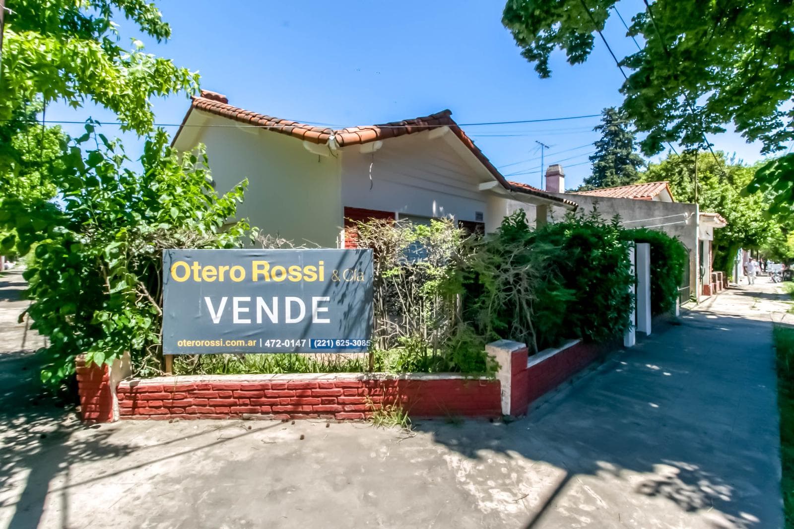 House for sale in the heart of City Bell: 471 at the corner of 14-a. In very good condition. Lot size: 15 x 20