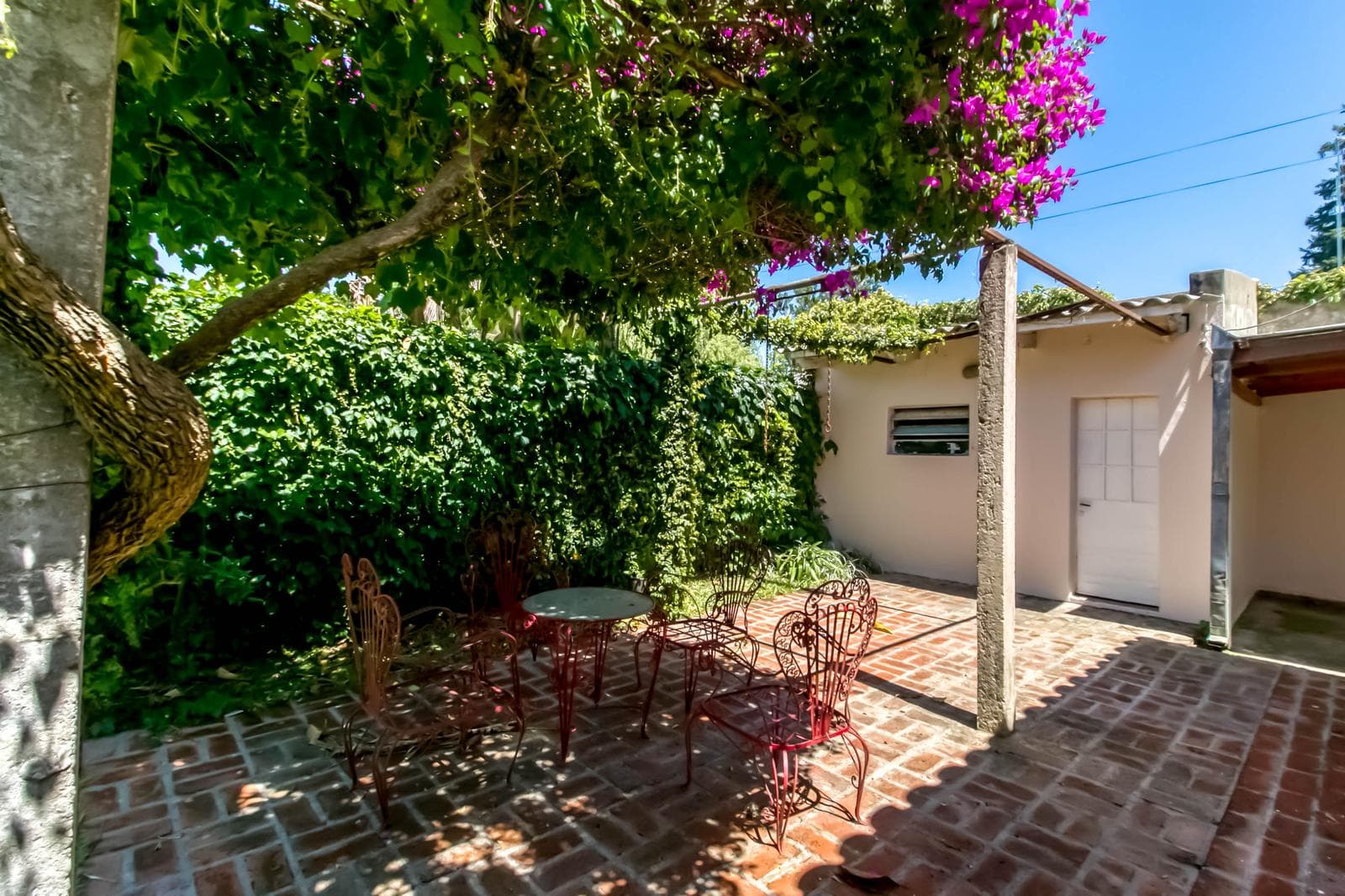 House for sale in the heart of City Bell: 471 at the corner of 14-a. In very good condition. Lot size: 15 x 20