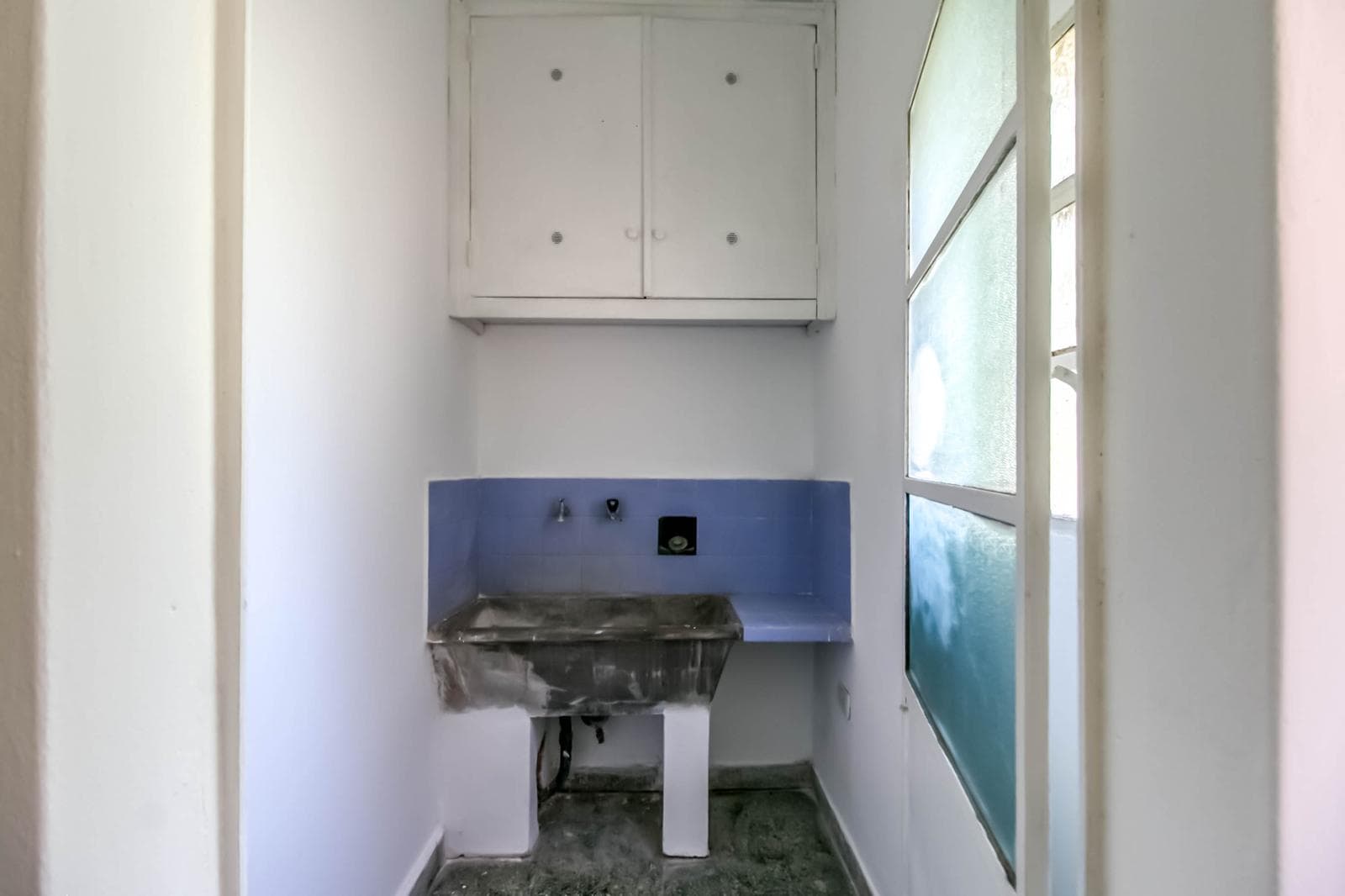 House for sale in the heart of City Bell: 471 at the corner of 14-a. In very good condition. Lot size: 15 x 20