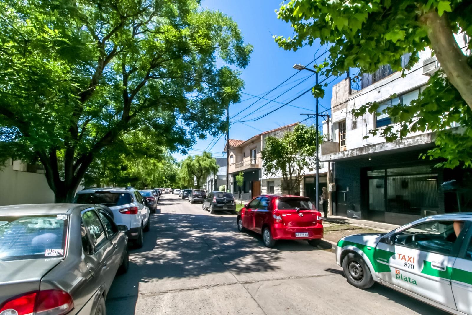 House for sale in the heart of City Bell: 471 at the corner of 14-a. In very good condition. Lot size: 15 x 20