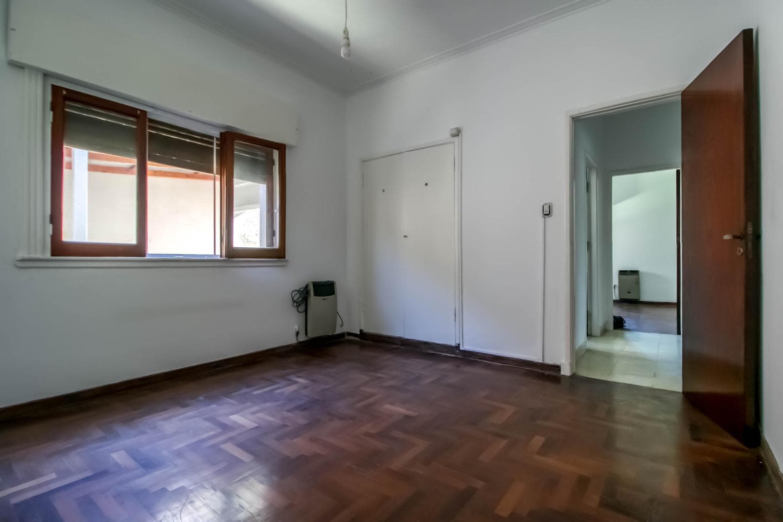 House for sale in the heart of City Bell: 471 at the corner of 14-a. In very good condition. Lot size: 15 x 20