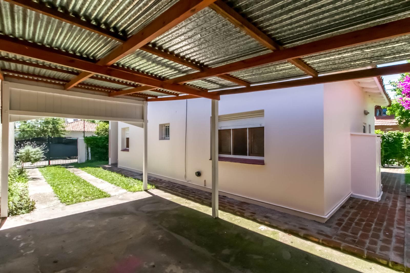 House for sale in the heart of City Bell: 471 at the corner of 14-a. In very good condition. Lot size: 15 x 20