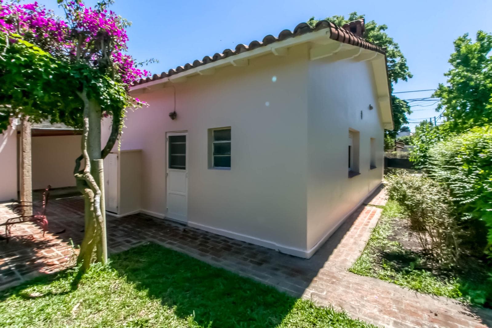 House for sale in the heart of City Bell: 471 at the corner of 14-a. In very good condition. Lot size: 15 x 20