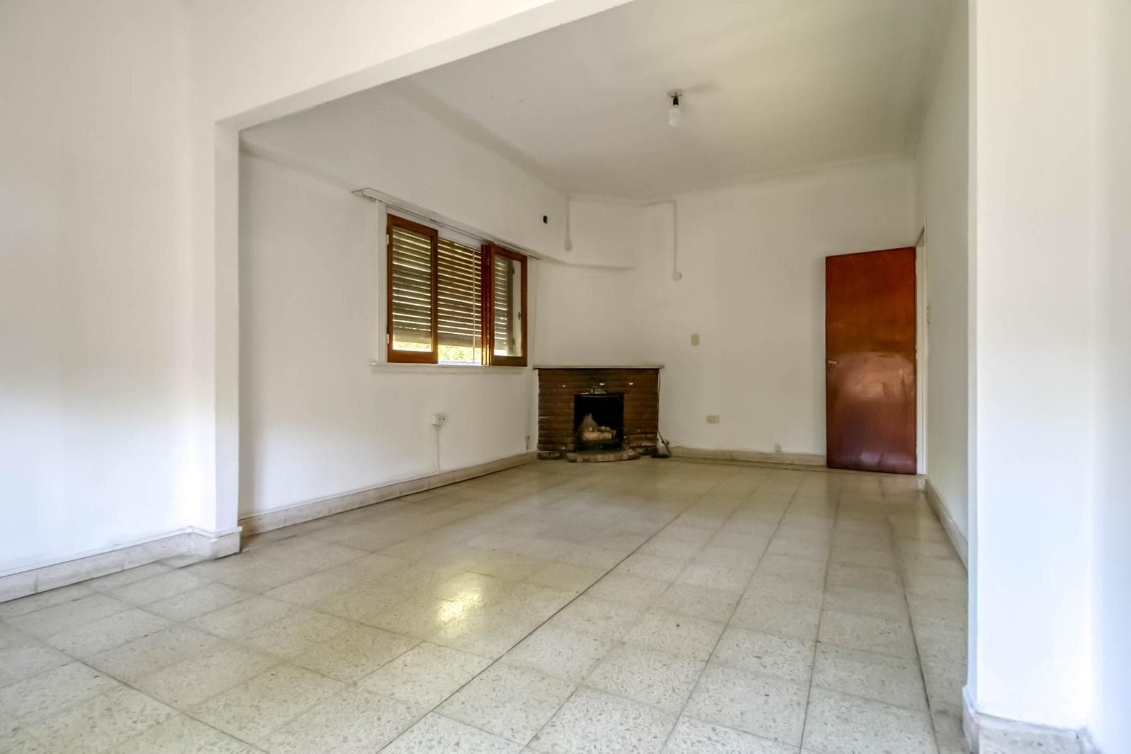 House for sale in the heart of City Bell: 471 at the corner of 14-a. In very good condition. Lot size: 15 x 20