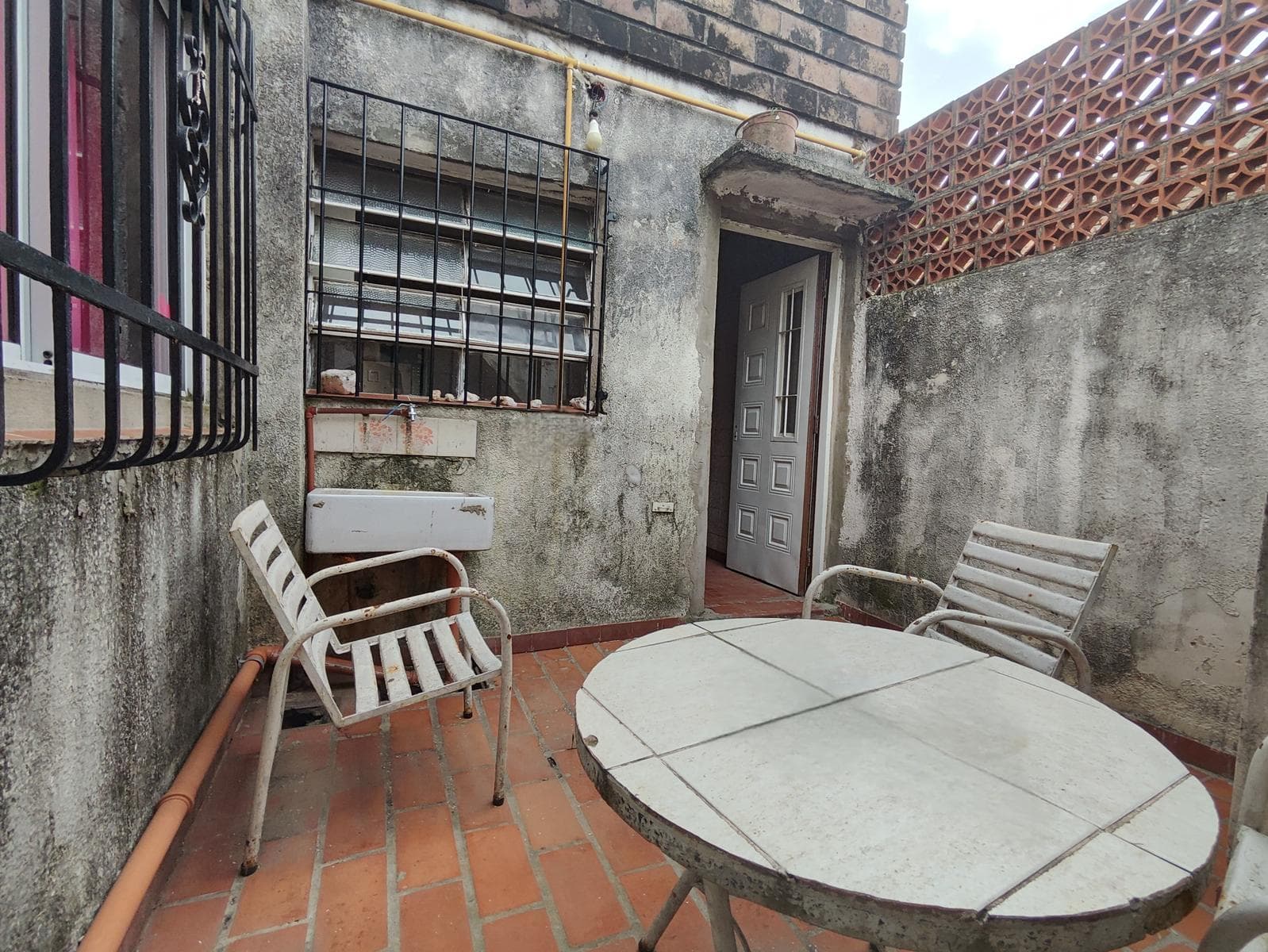 FOR SALE - House / Penthouse on the street corner with a patio - Bella Vista neighborhood, Rosario - QUALIFIES FOR A LOAN.