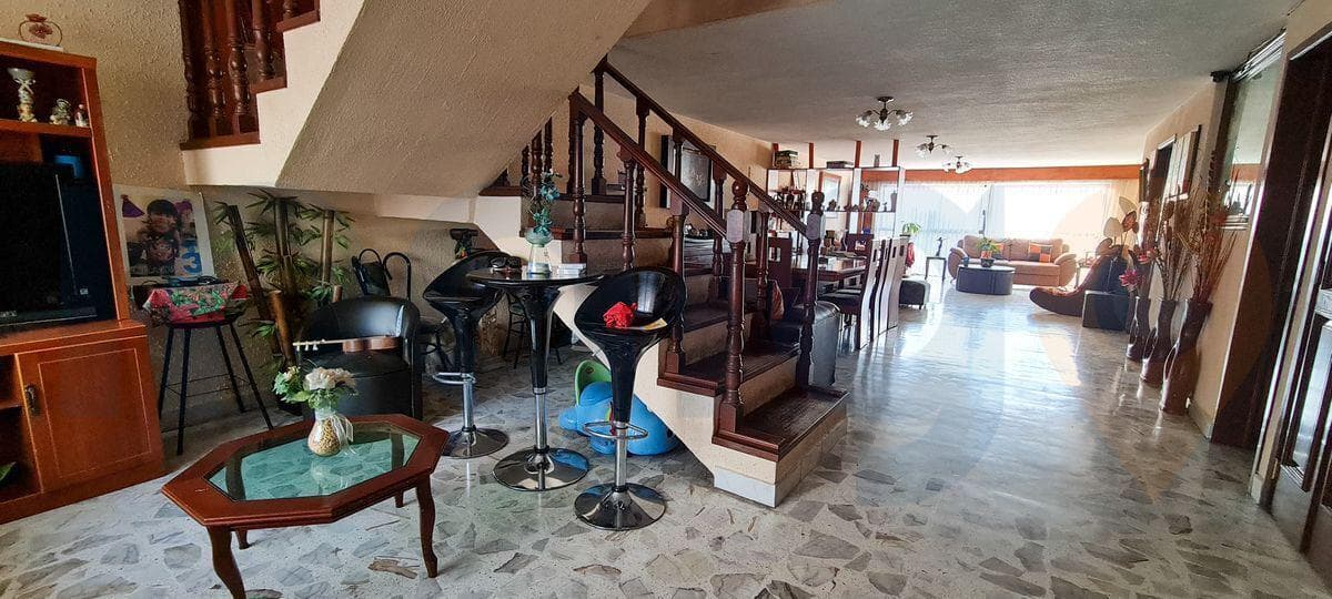 House for Sale in Colinas del Cimatario, Ideal for Offices