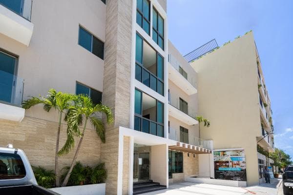 FURNISHED APARTMENT WITH 1 BEDROOM, 1 BATHROOM, AND 47 M² FOR SALE IN PLAYA DEL CARMEN WITH A POOL