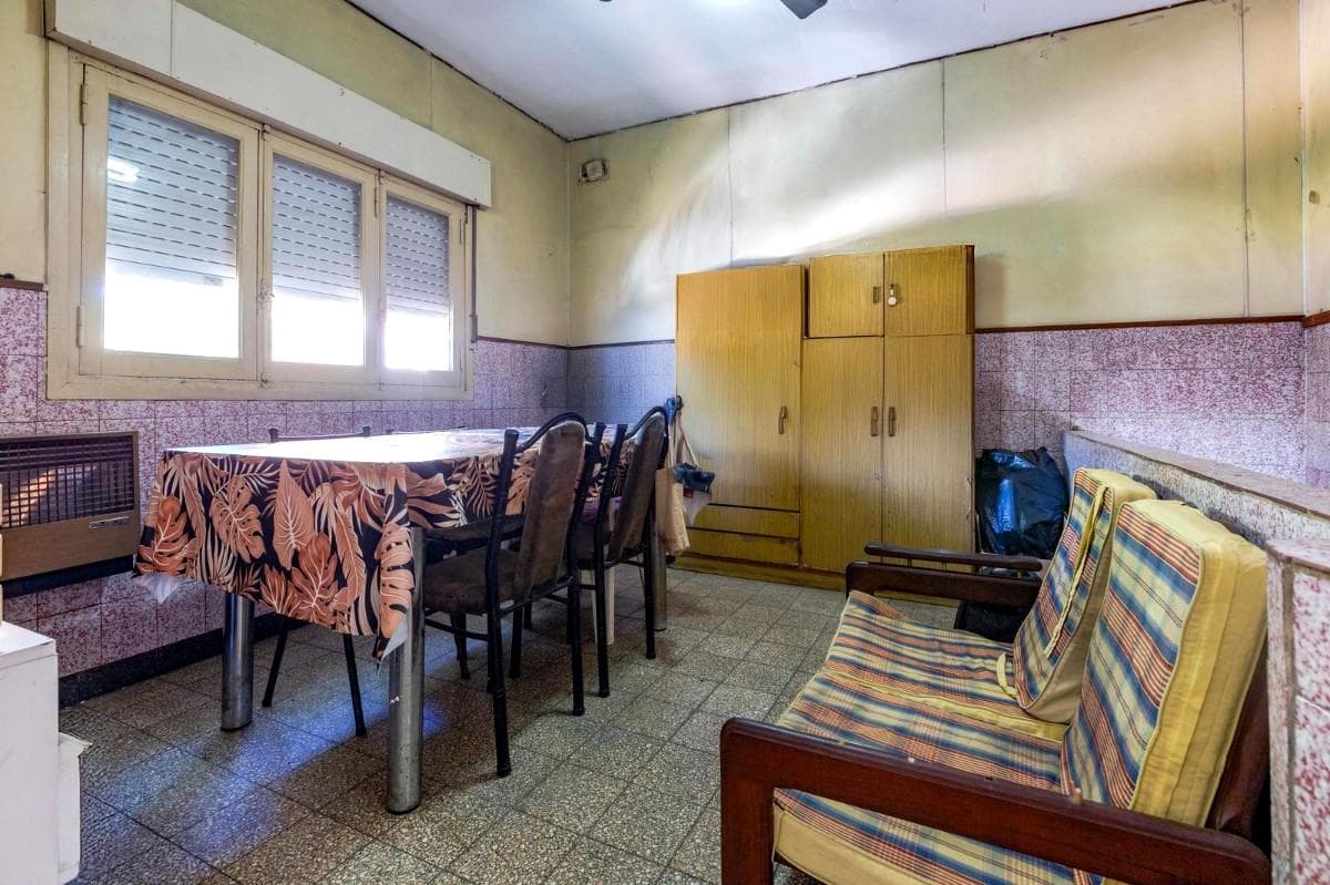 FOR SALE - 2-bedroom upstairs house. Echesortu neighborhood, Rosario. QUALIFIES FOR A MORTGAGE.