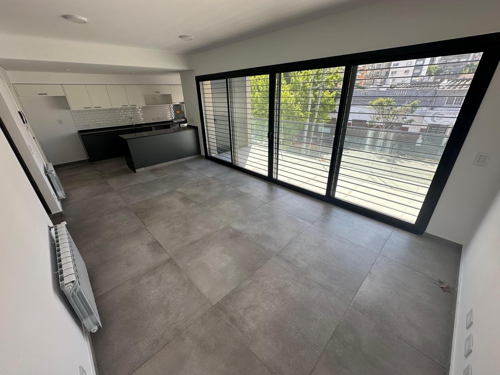FOR SALE: BRAND-NEW 4-ROOM APARTMENT WITH GARAGE AND STORAGE ROOM IN DOWNTOWN QUILMES