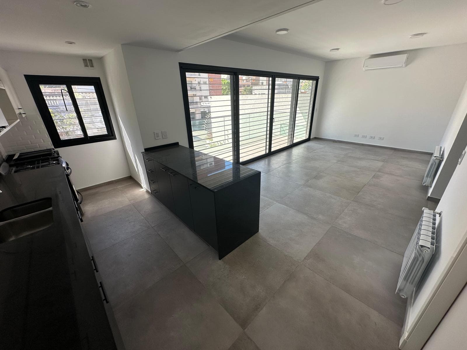 FOR SALE: BRAND-NEW 4-ROOM APARTMENT WITH GARAGE AND STORAGE ROOM IN DOWNTOWN QUILMES