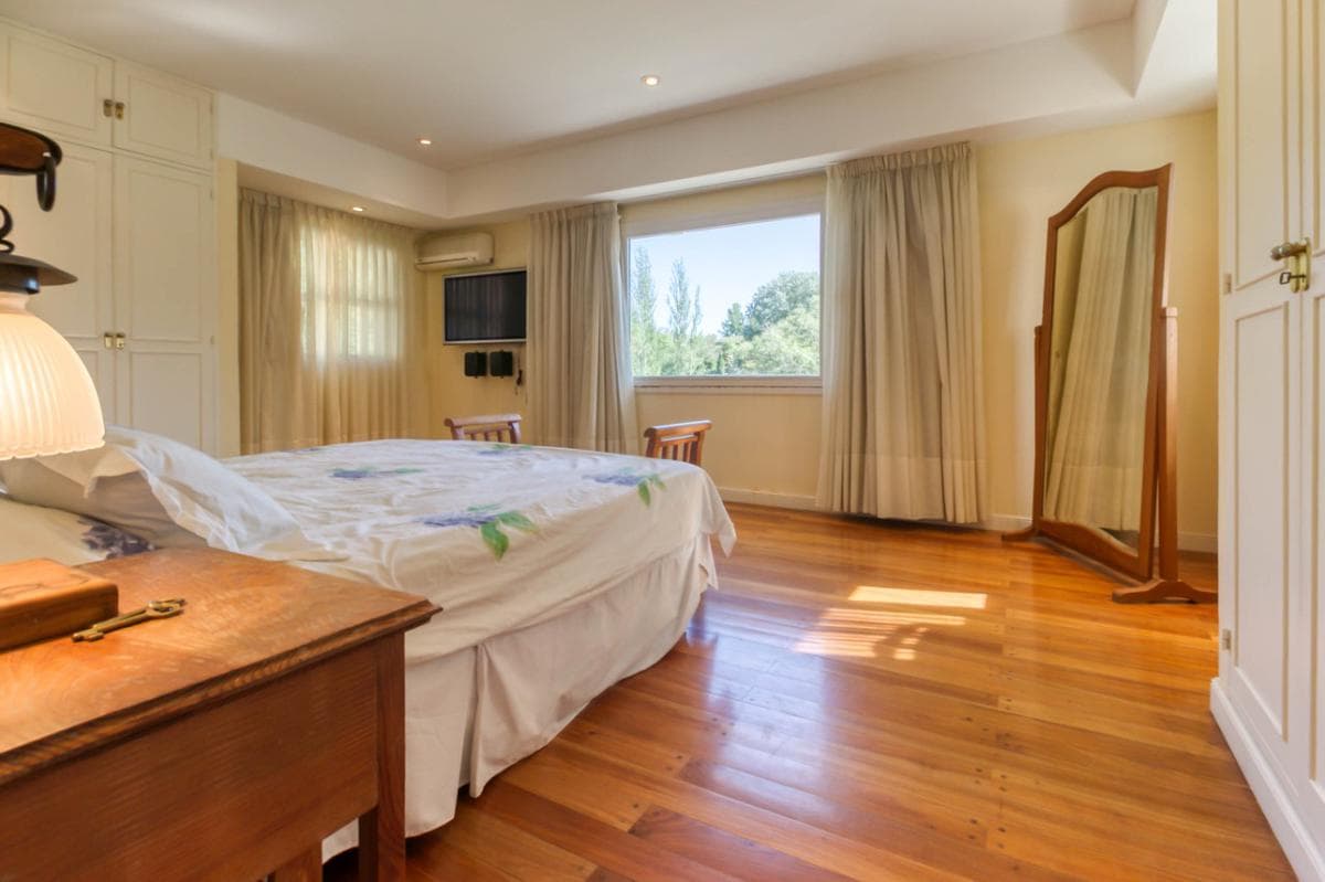 House for sale or rent in the gated community of Campos de Roca I. Lot size: 14,000 m2; floor area: 246 m2.