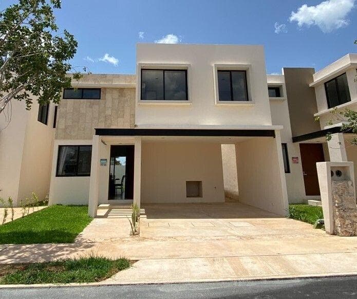 House north of Mérida in Conkal, on a private street with green spaces