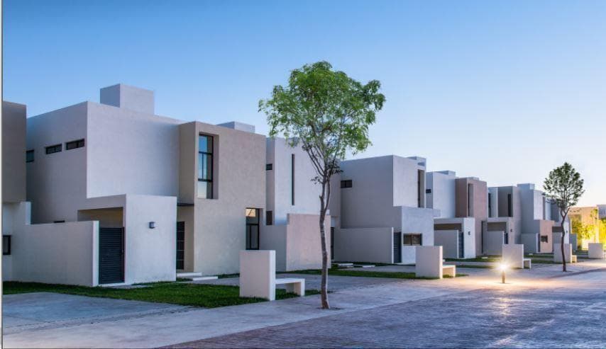 House north of Mérida Conkal, on a private street with green spaces