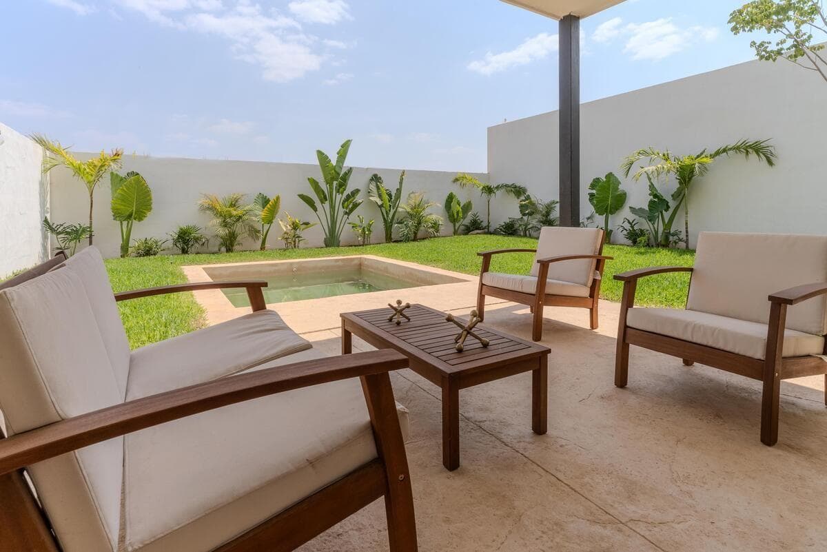 House north of Mérida in Conkal, with 24-hour security