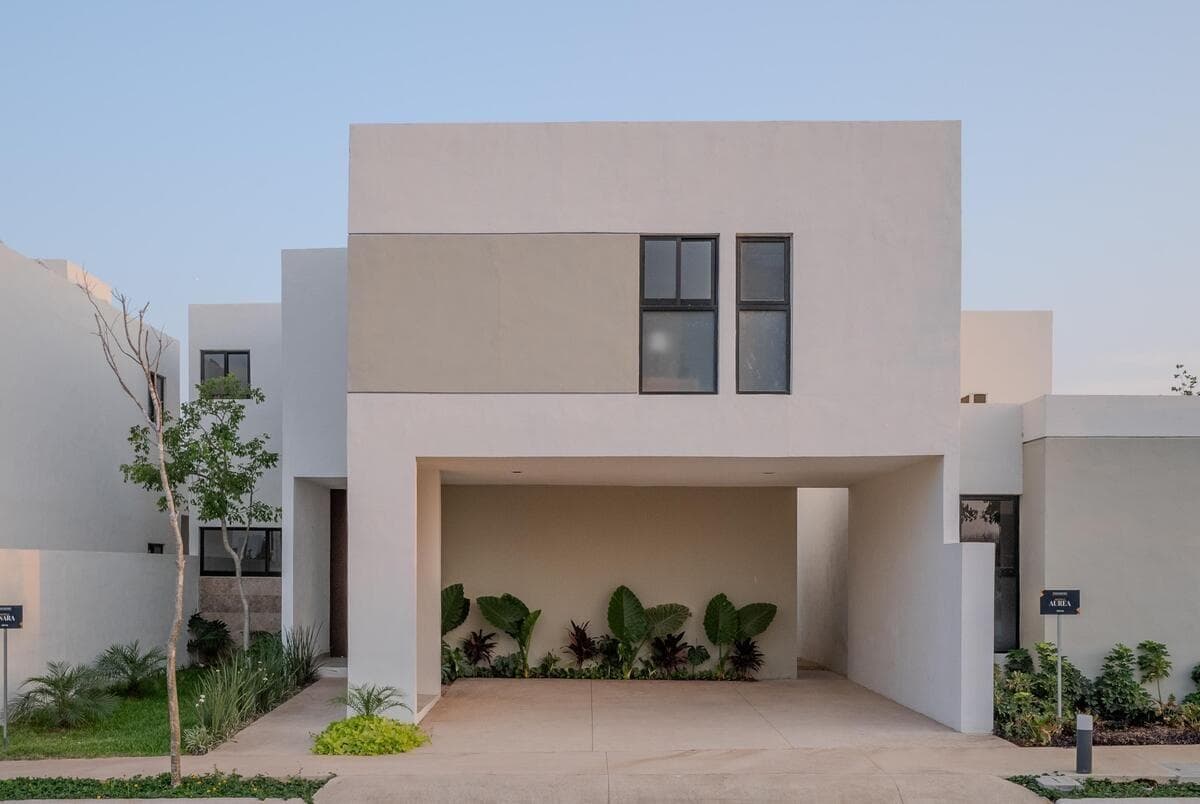 House north of Mérida in Conkal, with 24-hour security