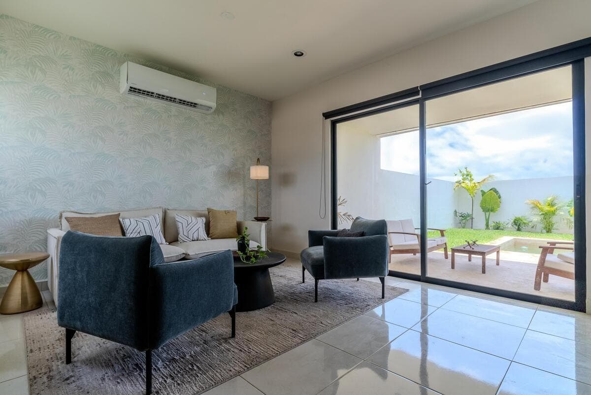 House north of Mérida in Conkal, with 24-hour security